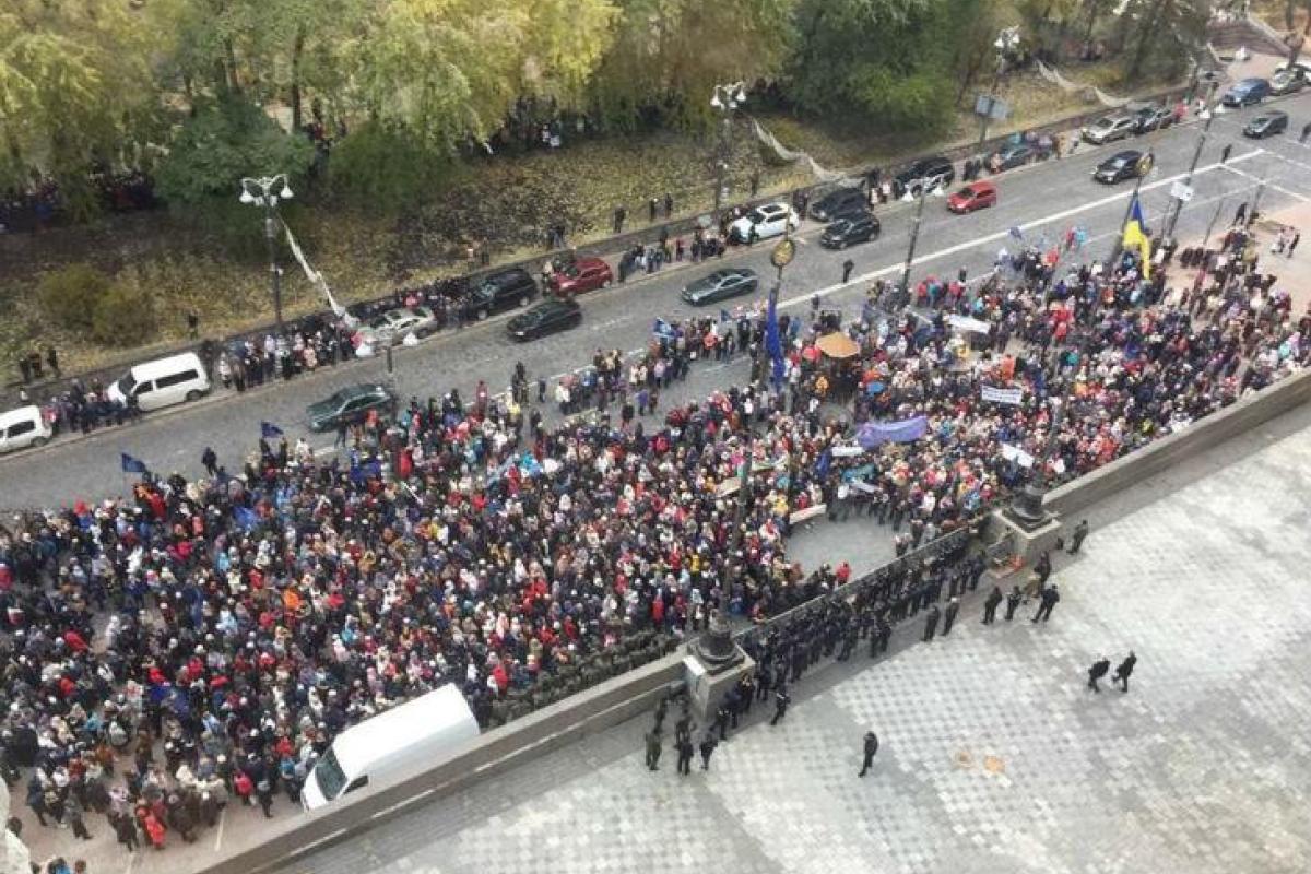 В Киеве несколько тысяч педагогов вышли на митинг В Киеве несколько тысяч педагогов вышли на митинг