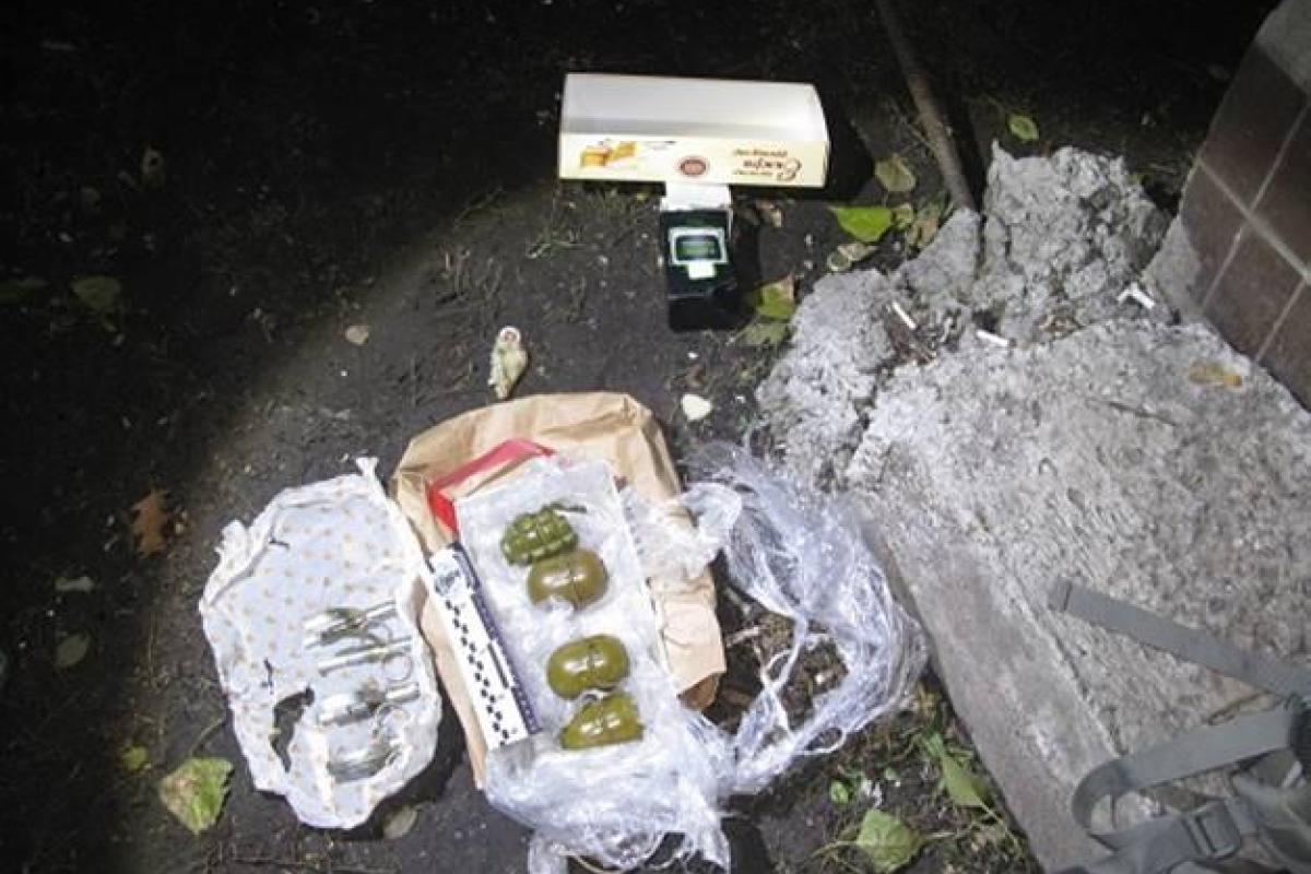 У Києві двоє чоловіків продавали гранати У Києві двоє чоловіків продавали гранати