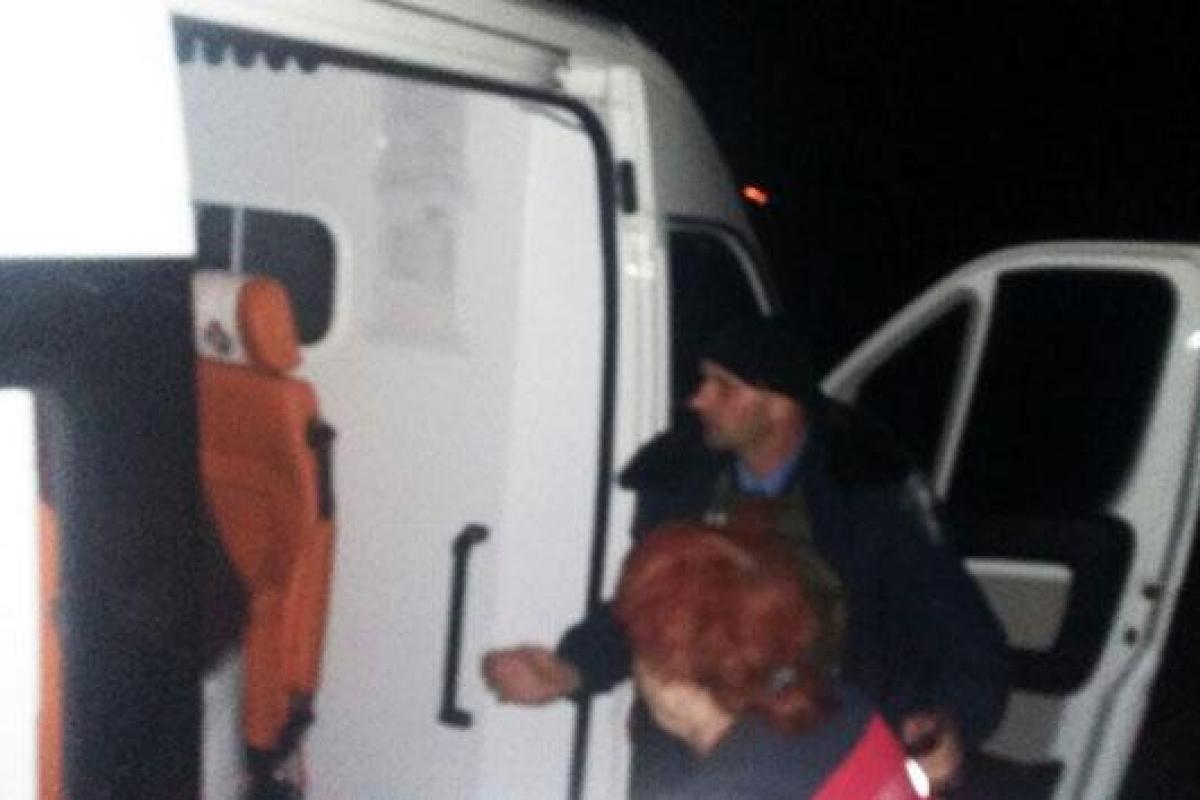 Під час обстрілу Торецька загинув мирний мешканець, його шокованих рідних вивезли поліцейські Під час обстрілу Торецька загинув мирний мешканець, його шокованих рідних вивезли поліцейські