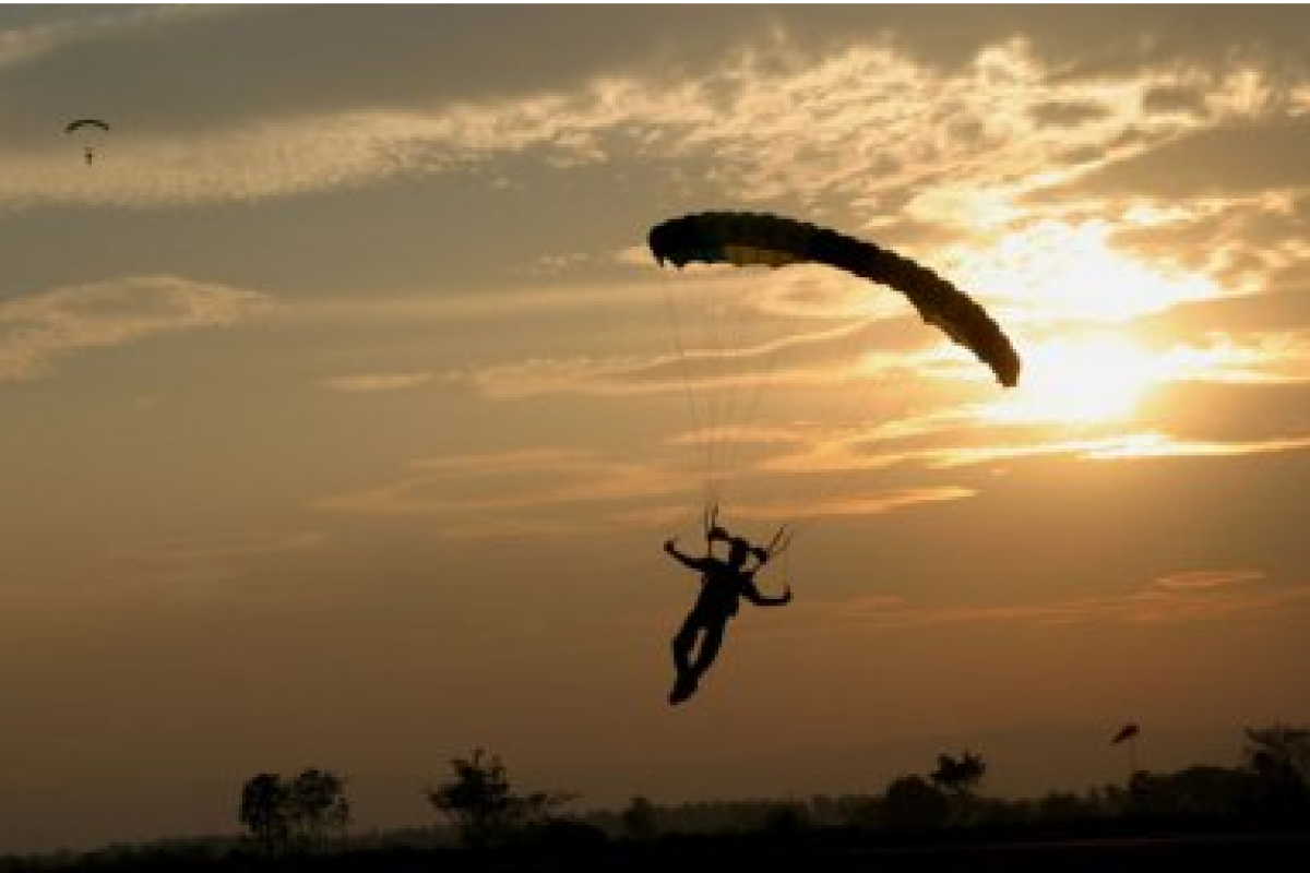 В России идет поисковая операция: десантников во время учений сдуло ветром в реку В России идет поисковая операция: десантников во время учений сдуло ветром в реку