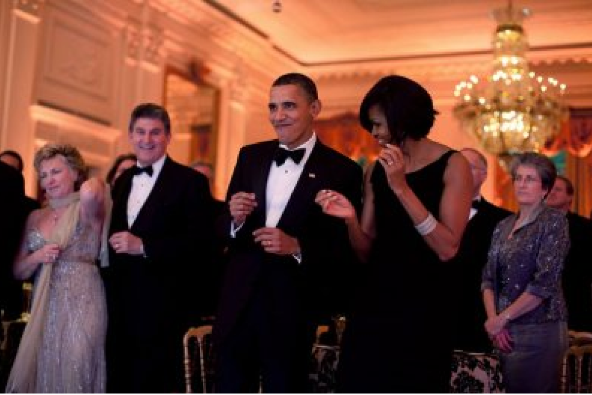 Барак та Мішель Обама станцювали на Хеллоуїн у Білому домі під Майкла Джексона Барак та Мішель Обама станцювали на Хеллоуїн у Білому домі під Майкла Джексона