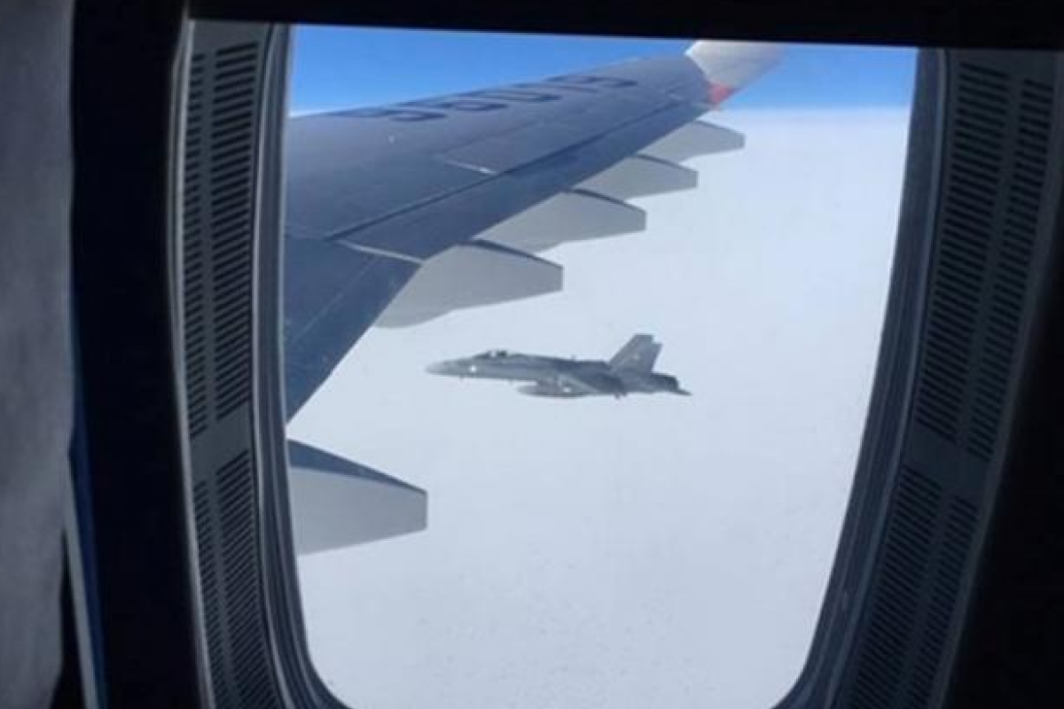 Швейцарські винищувачі блокували російський літак Швейцарські винищувачі блокували російський літак