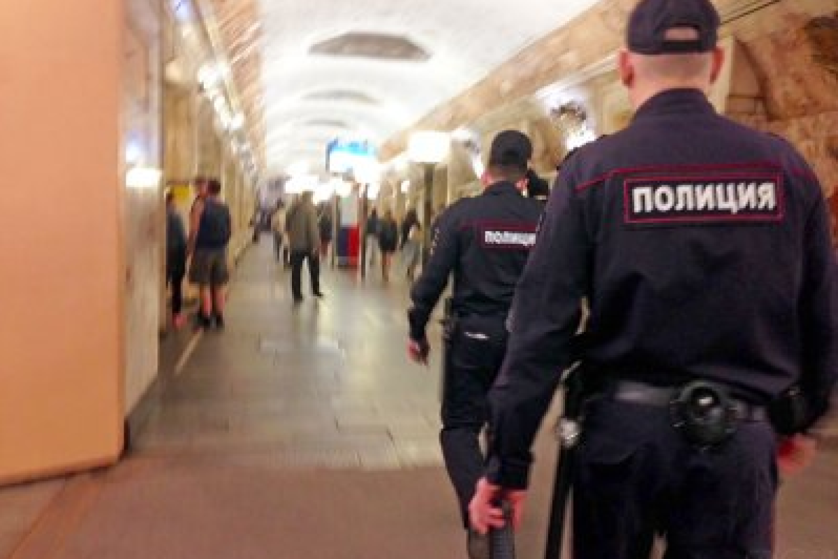 В Москве пассажиру метро проткнули голову скальпелем В Москве пассажиру метро проткнули голову скальпелем