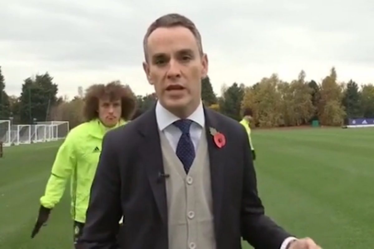 Футболист лондонского "Челси" "атаковал" репортера в прямом эфире Футболист лондонского "Челси" "атаковал" репортера в прямом эфире