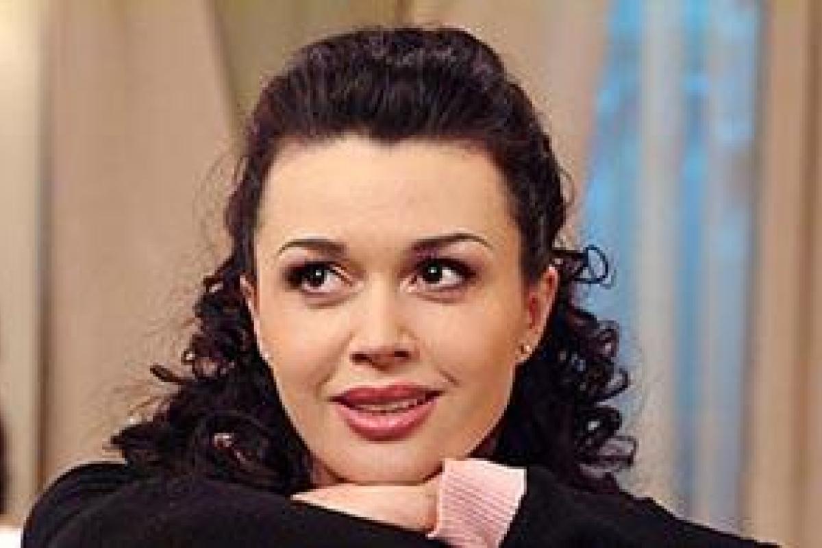 Анастасия Заворотнюк показала свое детское фото с родителями