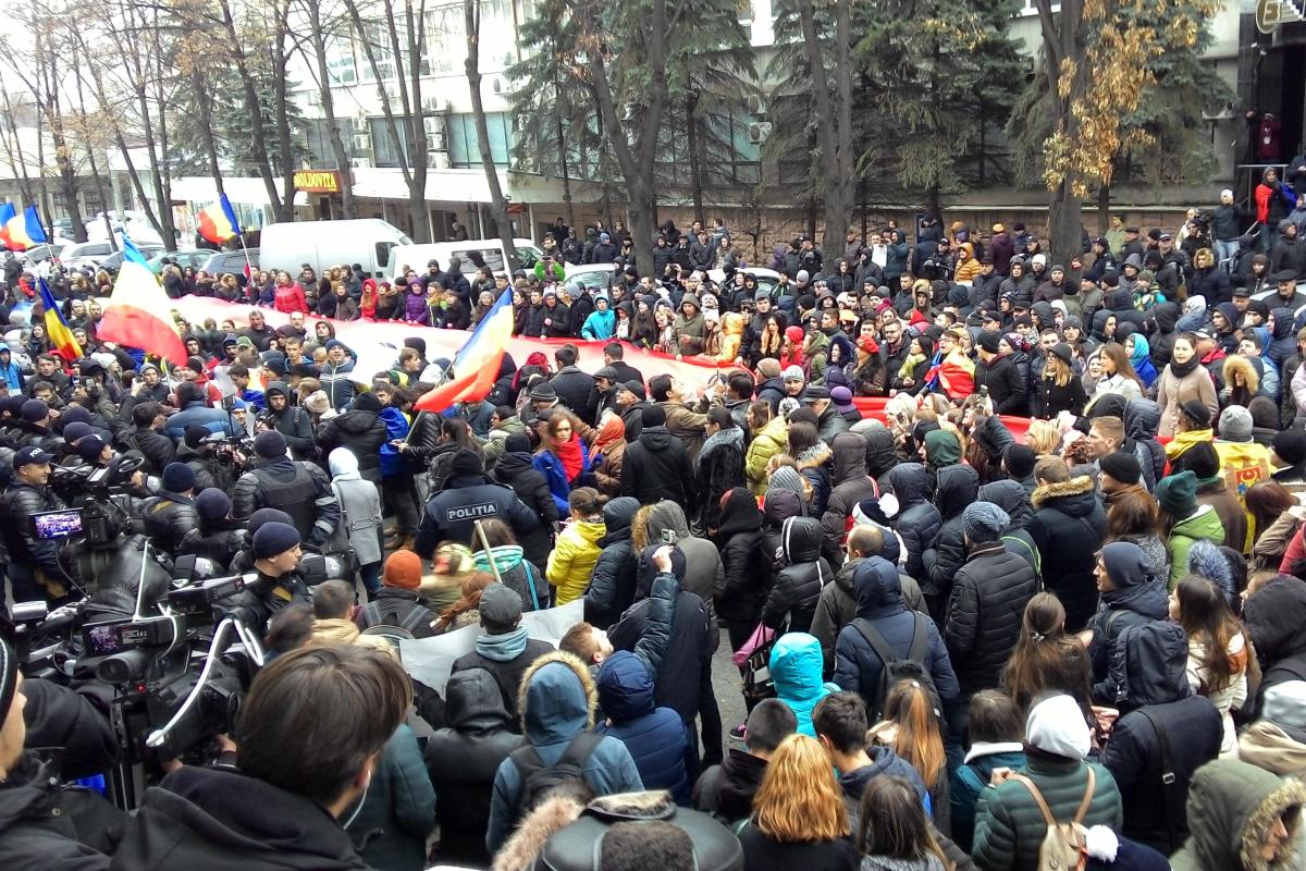 В Молдове противники Игоря Додона собрали многотысячный "майдан" В Молдове противники Игоря Додона собрали многотысячный "майдан"