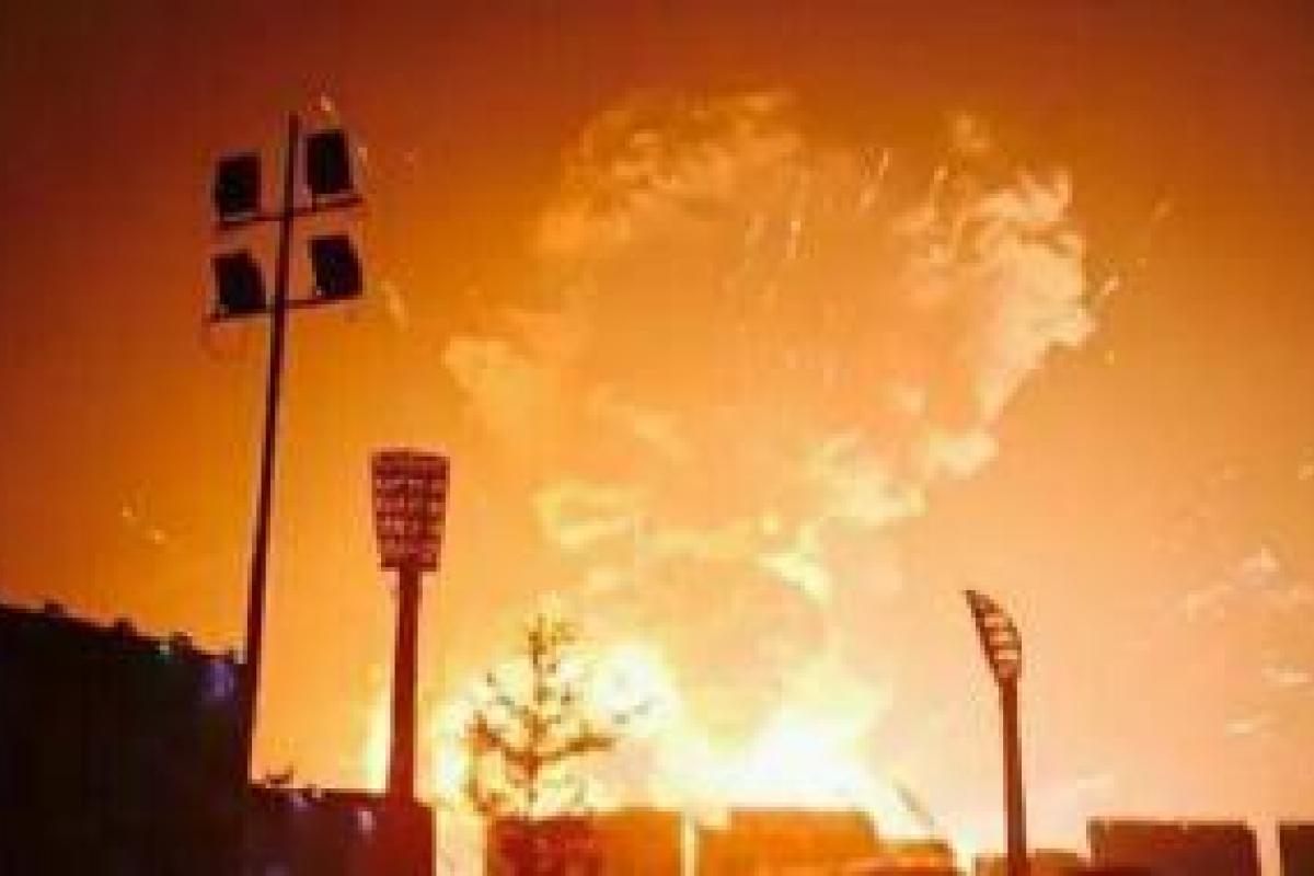 В Макеевке сильный пожар в районе металлургического завода, видно большое зарево В Макеевке сильный пожар в районе металлургического завода, видно большое зарево