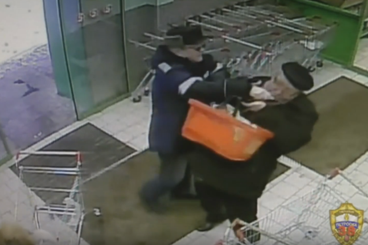 В супермаркете в Москве мужчина воткнул нож в шею пенсионеру: опубликовано видео