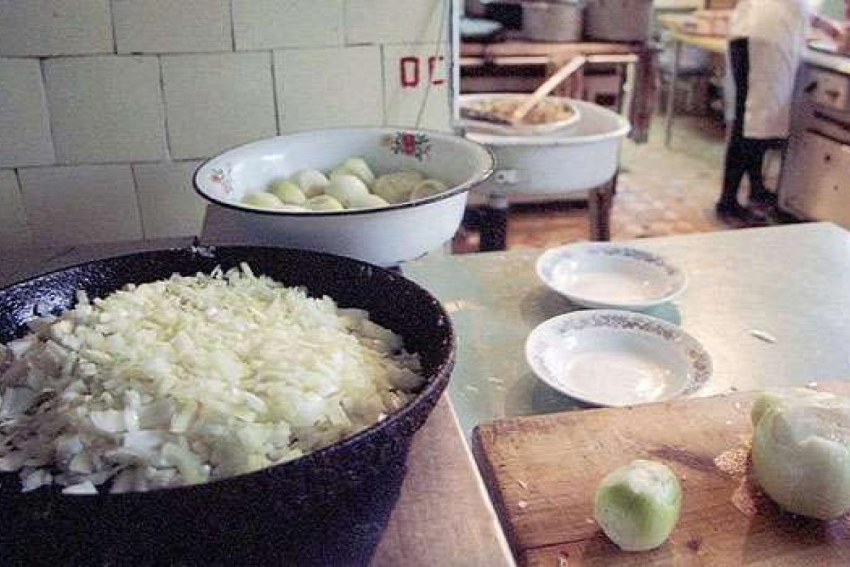 Из-за сильных морозов военных в Сибири начали кормить салом