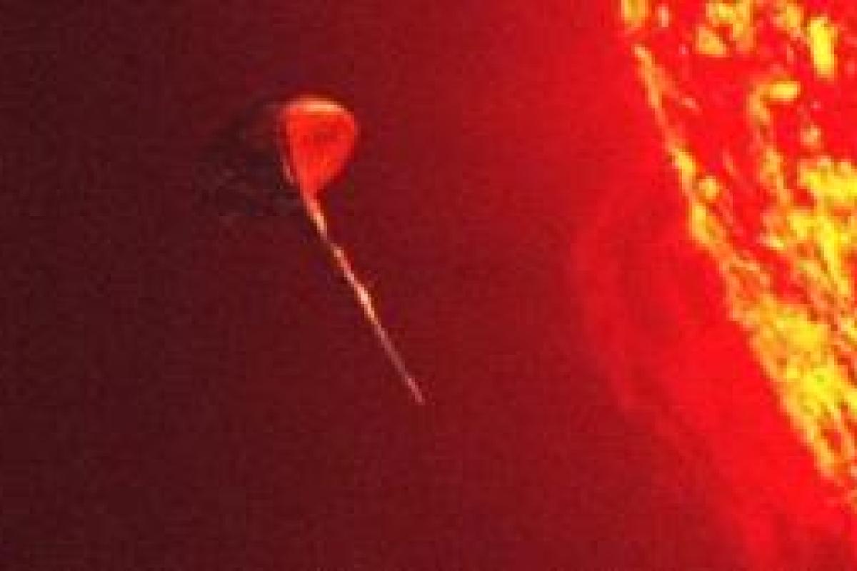 Ученые показали удивительное видео заправки НЛО на Солнце