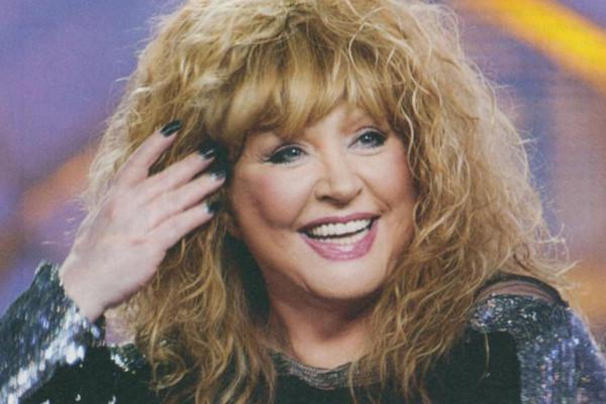 Певица Алла Пугачева произвела фурор, появившись на сцене в оригинальном образе