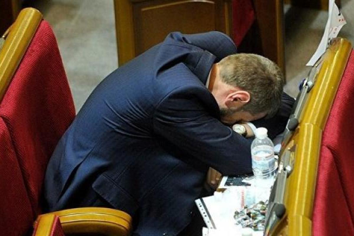 Эксперт: Госбюджет принимался в последний момент, и цифры переписывались на коленке