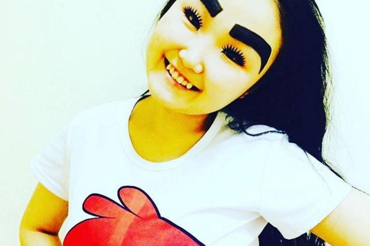 Якутская продавщица стала звездой Сети из-за своих бровей 