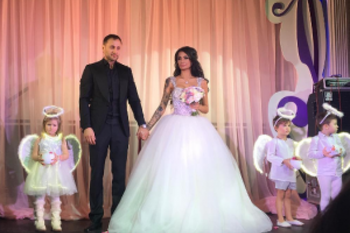 В Сети появилось фото со свадьбы модели Кабаевой