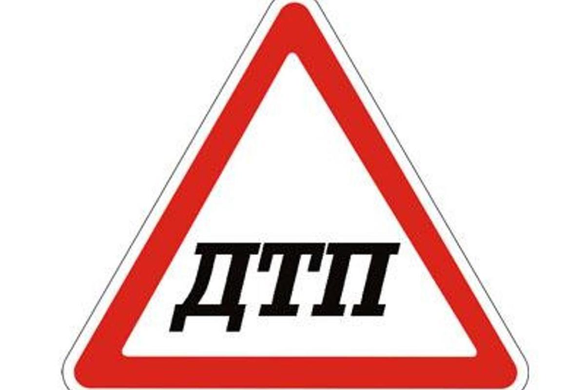 Во Львове под фургоном провалился асфальт