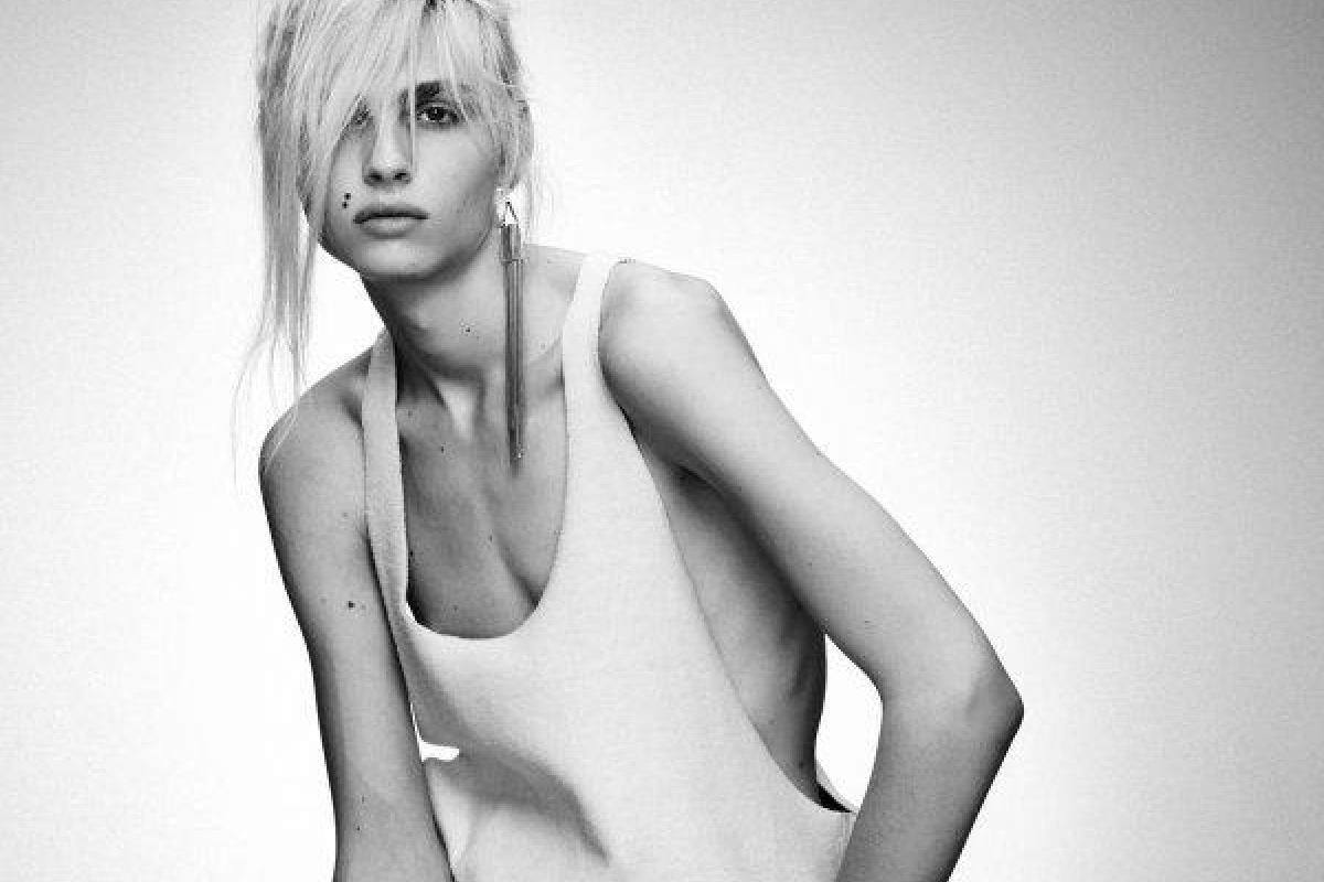 Модель-трансгендер Андреа Пежич загорала топлес на пляже в Майами