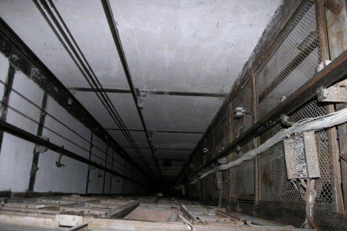 В Москве погибла женщина, которая упала в шахту лифта В Москве погибла женщина, которая упала в шахту лифта