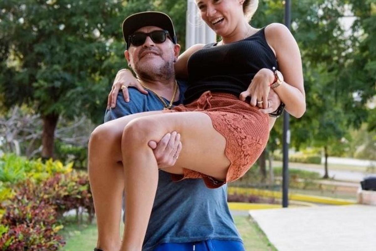 Сеть взорвали снимки Марадоны, который носит на руках молодую возлюбленную 