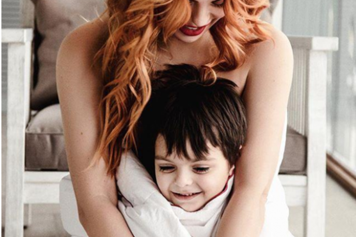 Беременная Анастасия Стоцкая показала милую фотосессию с сыном