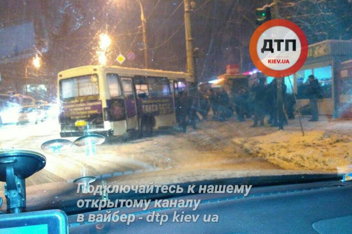 ДТП в Киеве: маршрутчик сбил пешеходов и врезался в столб, есть пострадавшие ДТП в Киеве: маршрутчик сбил пешеходов и врезался в столб, есть пострадавшие