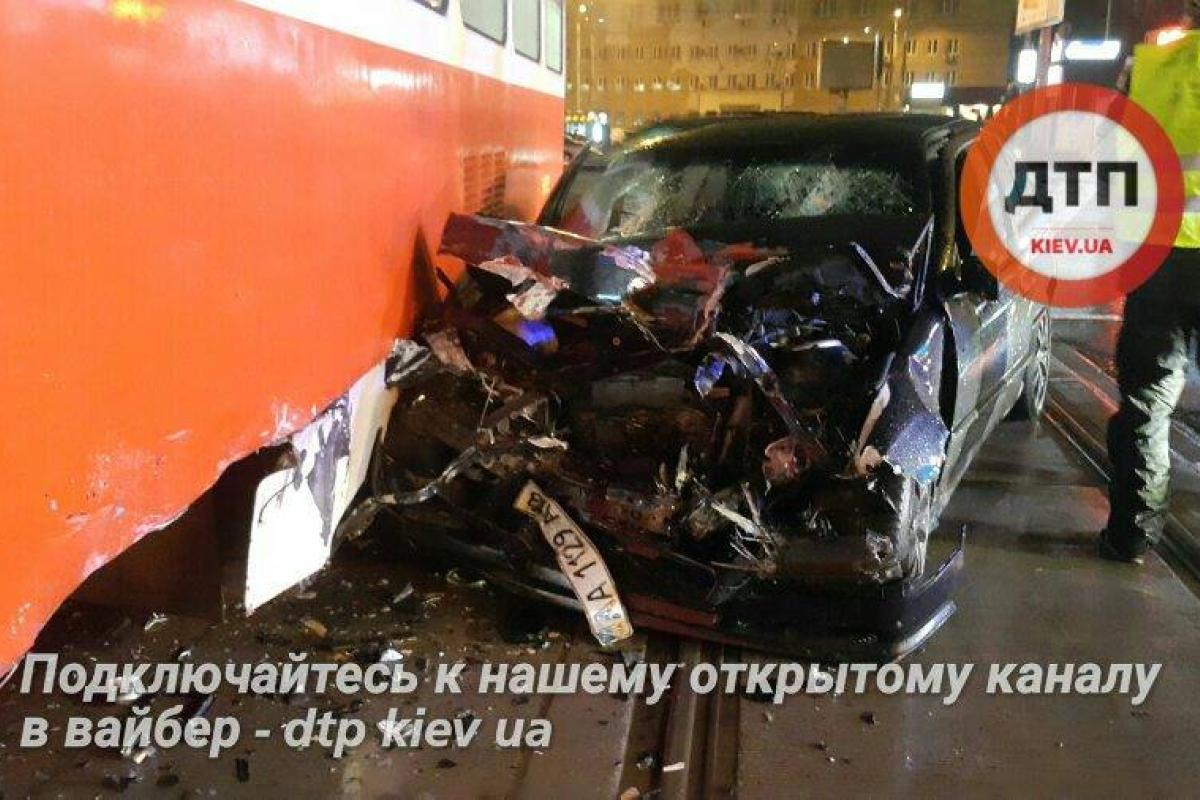 В Киеве произошло жуткое ДТП: молодой водитель врезался в трамвай с пассажирами В Киеве произошло жуткое ДТП: молодой водитель врезался в трамвай с пассажирами