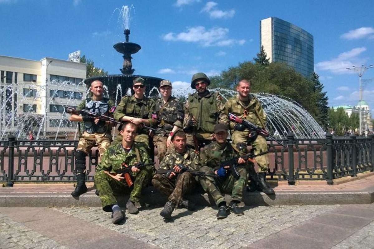 В Сети появилось фото боевиков "ДНР", которые участвовали в "параде пленных" в Донецке