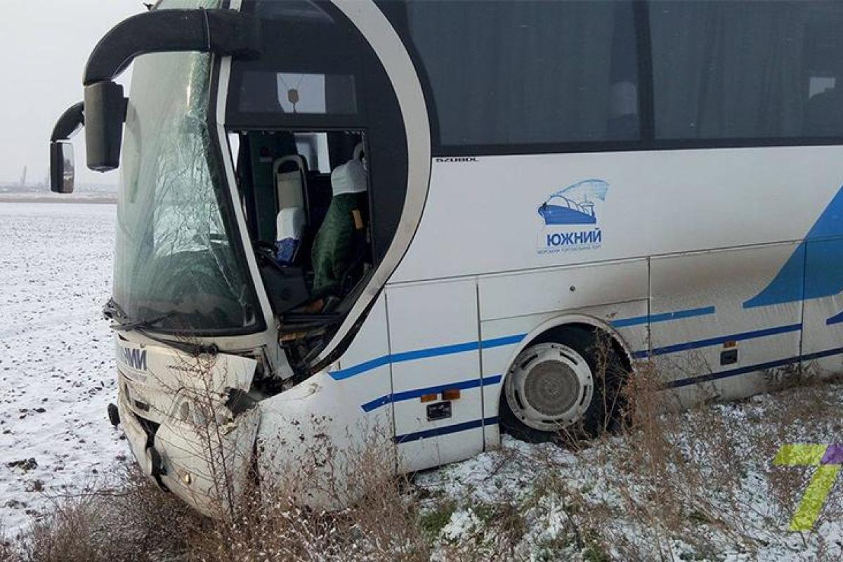 Под Одессой автобус съехал в кювет: есть пострадавший Под Одессой автобус съехал в кювет: есть пострадавший
