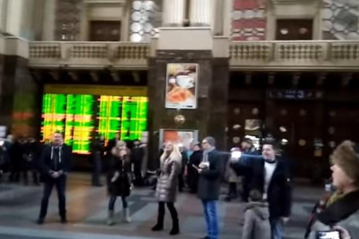 На вокзале Киева люди устроили песенный флешмоб На вокзале Киева люди устроили песенный флешмоб