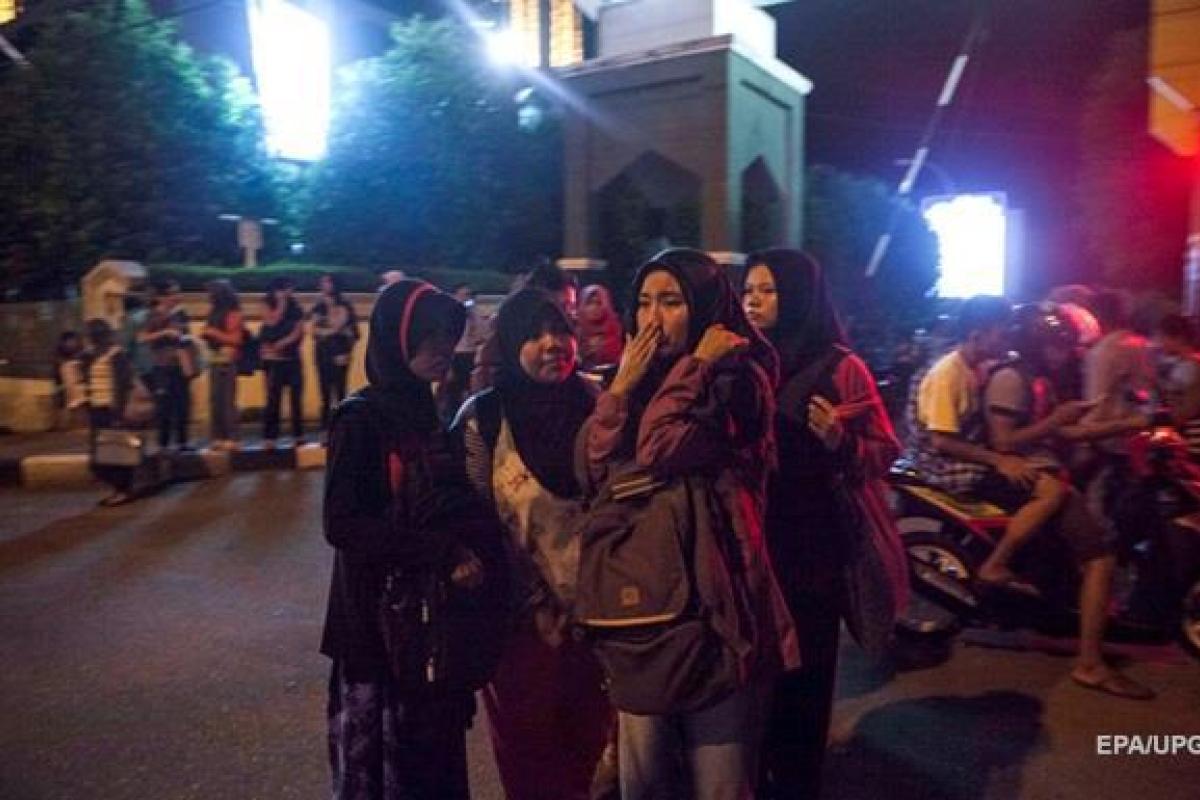 В Индонезии произошло мощное землетрясение: погибли 18 человек В Индонезии произошло мощное землетрясение: погибли 18 человек