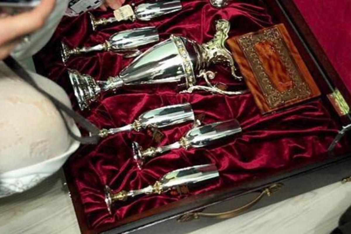 Названа оценочная стоимость вещей из квартиры Азарова