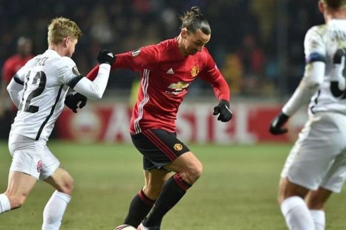 Болельщики "Зари" стащили баннеры "Манчестера" Болельщики "Зари" стащили баннеры "Манчестера"