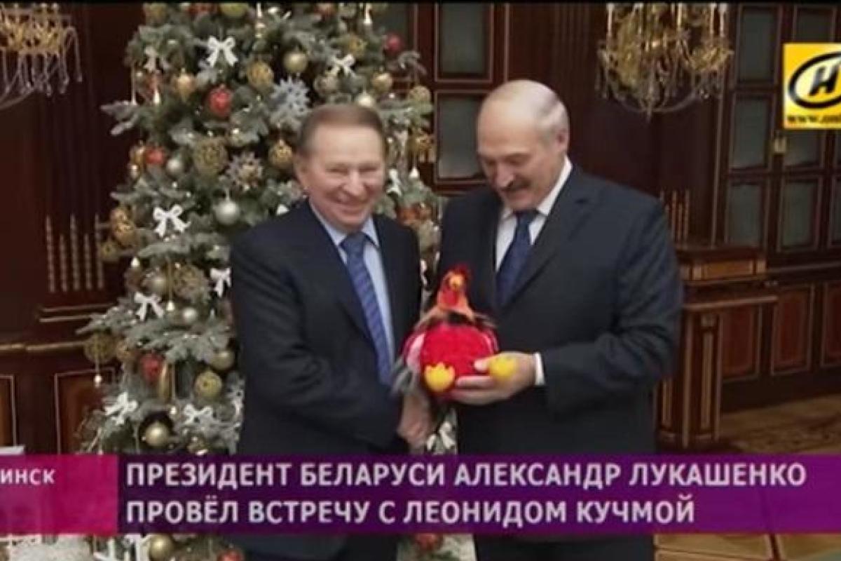 Лукашенко подарил Кучме плюшевого петуха Лукашенко подарил Кучме плюшевого петуха