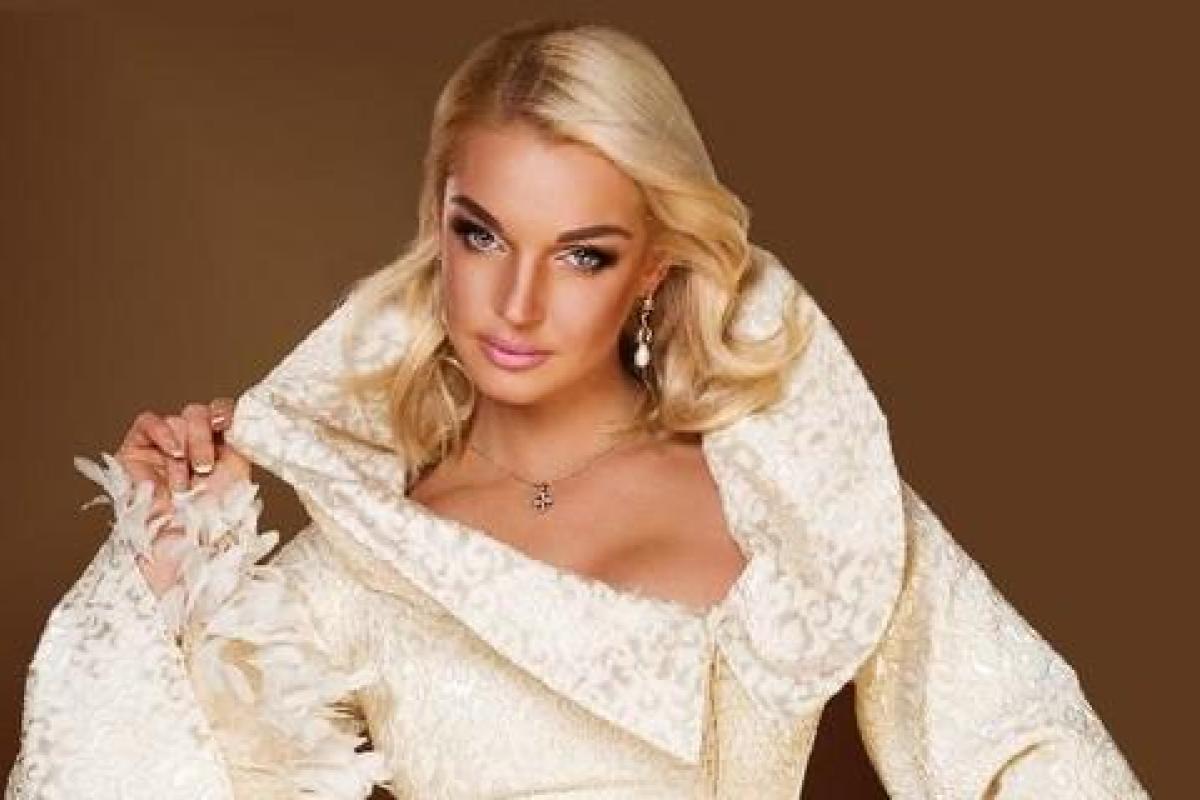 Балерина Анастасия Волочкова произвела фурор, появившись в необычном образе