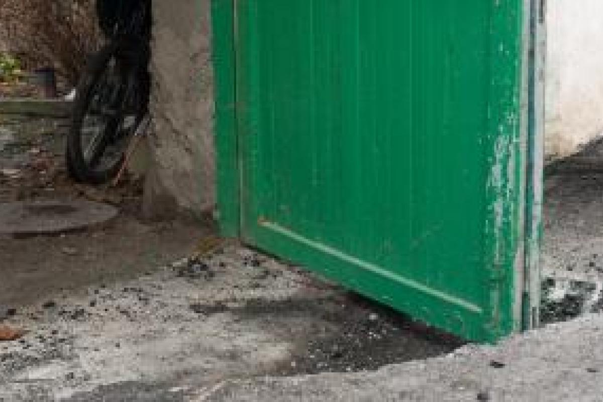 В Ялте дорожные рабочие «замуровали» жителей одной из улиц В Ялте дорожные рабочие «замуровали» жителей одной из улиц