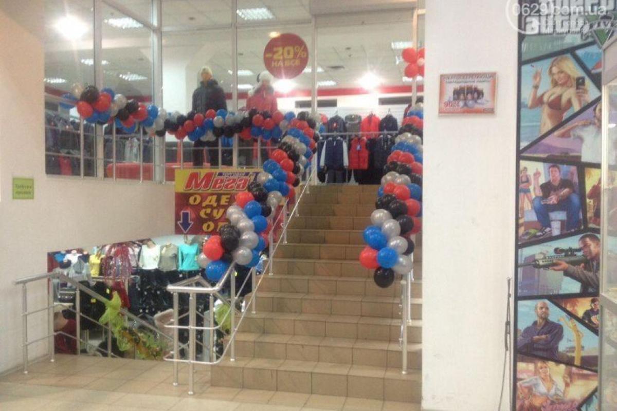 Гражданский корпус "Азов" уничтожил "сепаратистские" шарики в торговом центре Мариуполя