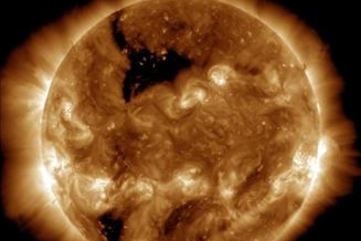 Ученые NASA показали появление "дыры" на Солнце