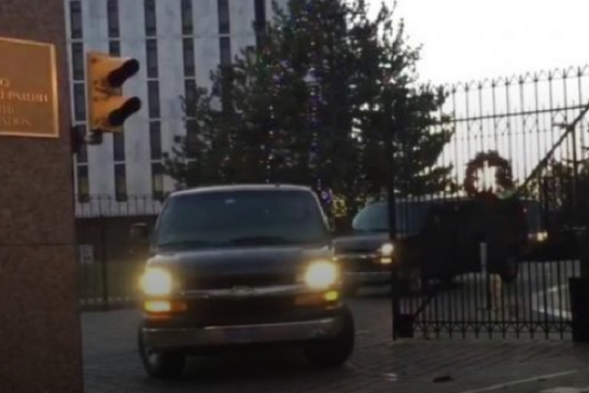 Видео колонны убегающих из особняков в США российских дипломатов взорвало сеть