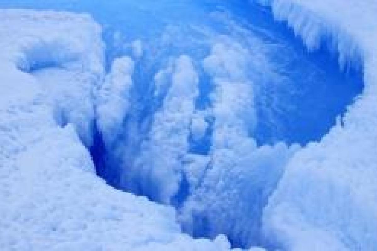 В Антарктиде исследователи нашли огромный ледниковый провал