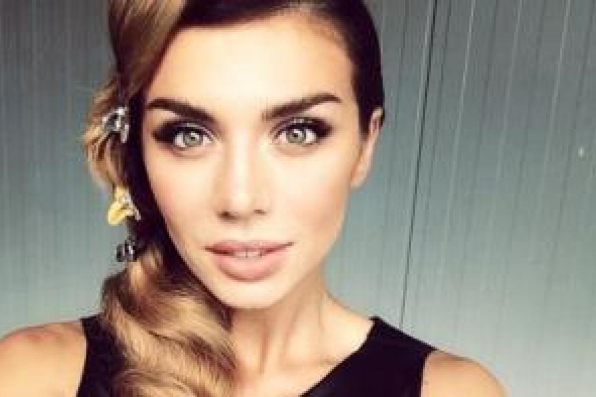 Анна Седакова продемонстрировала пышную грудь