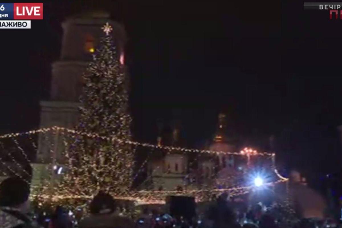 В столице Украины зажгли главную елку страны В столице Украины зажгли главную елку страны