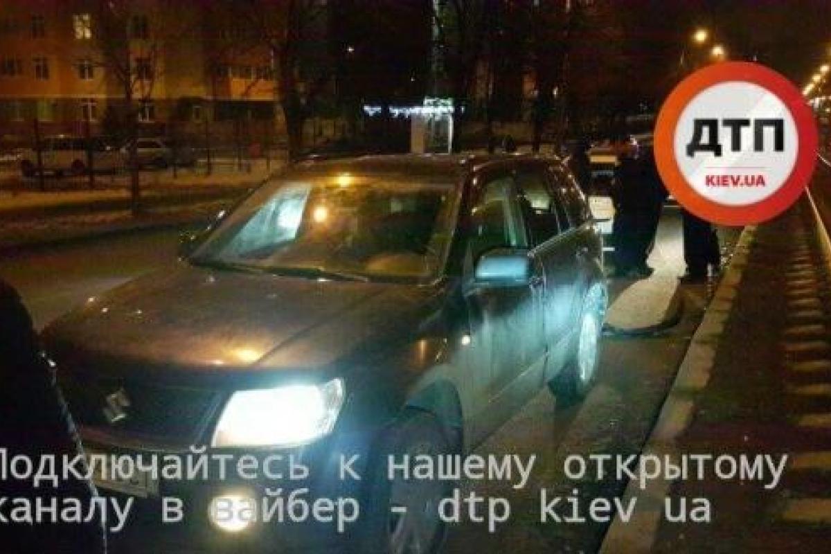 В Киеве "Сузуки" сбила пешехода: мужчина в критическом состоянии В Киеве "Сузуки" сбила пешехода: мужчина в критическом состоянии