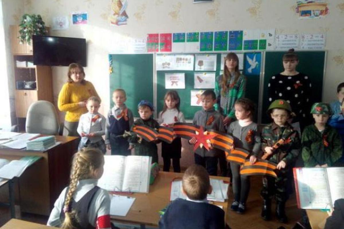 В "ДНР" детей заставили праздновать «день георгиевской ленты»
