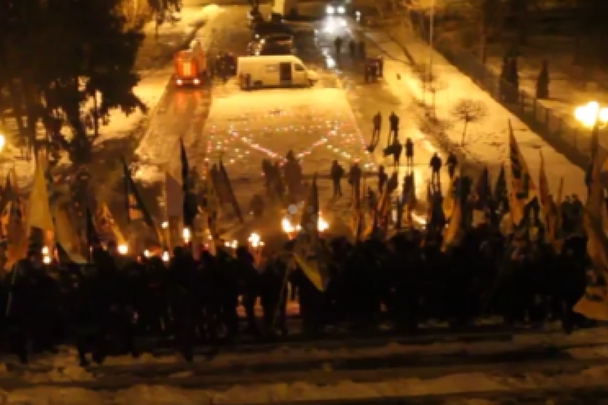 В Харькове активисты организовали факельное шествие, посвященное памяти украинских бойцов В Харькове активисты организовали факельное шествие, посвященное памяти украинских бойцов
