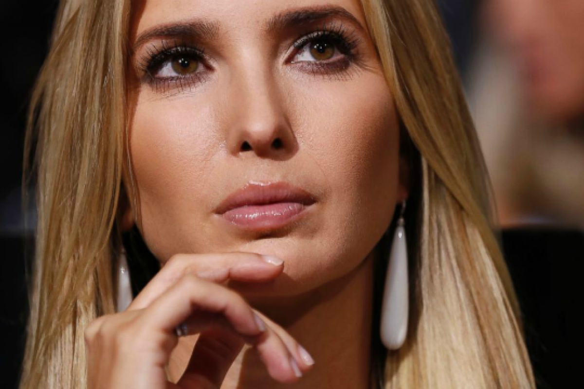 Американца выгнали из самолета за оскорбление дочери Трампа