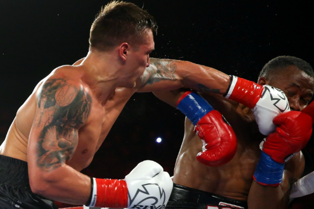 Украинский боксер Александр Усик нокаутом защитил титул чемпиона мира Украинский боксер Александр Усик нокаутом защитил титул чемпиона мира