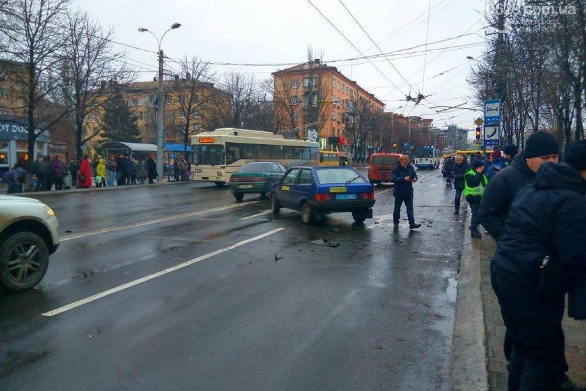 В Мариуполе 5 авто попали в ДТП: авария растянулась на целый квартал