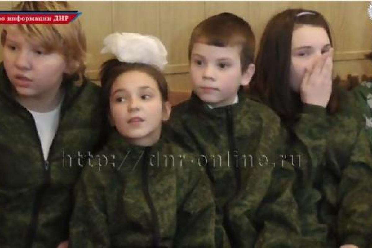 В «ДНР» детям-сиротам подарили военную форму