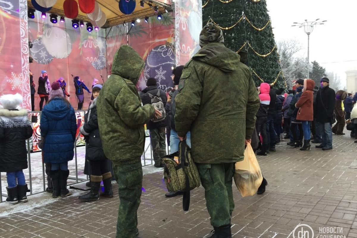 Открытие елки в Донецке: центр оцеплен, людей с рюкзаками обыскивают Открытие елки в Донецке: центр оцеплен, людей с рюкзаками обыскивают