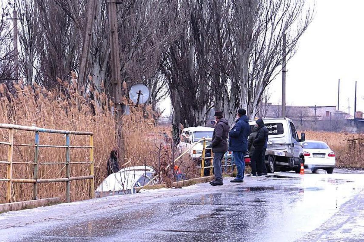 Жуткая авария в Мариуполе: автомобиль на скользком мосту улетел в реку Жуткая авария в Мариуполе: автомобиль на скользком мосту улетел в реку