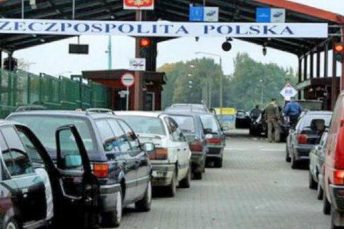 На границе с Польшей стоят километровые очереди из сотен автомобилей